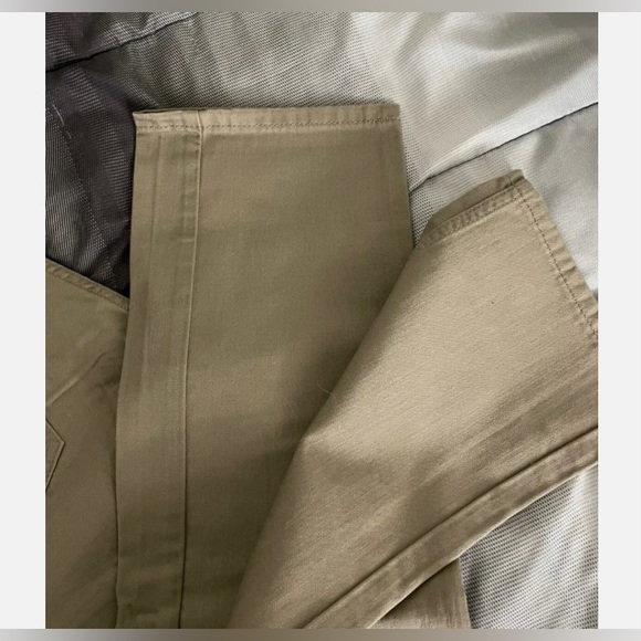 Men's khaki Levi jeans. Classic zip front, 505 style. Size 32 by 34. - Picture 3 of 6